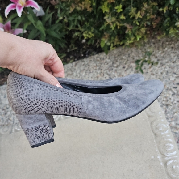 VANELi Debora Block Heel Closed Almond Toe Double Texture Upper Pumps9M - Picture 1 of 10